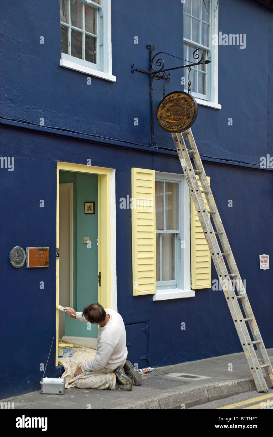 Basic exterior painting service in London